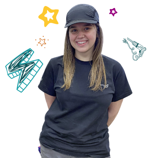 Eine junge Frau steht vor einem modern gestalteten Hintergrund in VGF-Farben.