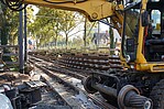 Gelber Bagger bei der Arbeit an einer Baustelle