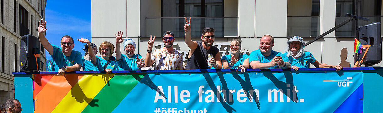Das Bild zeigt Personen auf einem Festwagen beim CSD Frankfurt.