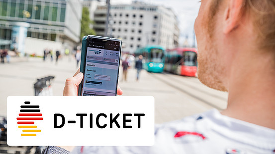 Mann mit Smartphone und der geöffneten VGF-Website. Im Bild ein Deutschlandumriss mit der Aufschrift D-Ticket (Deutschlandticket)