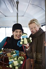 Zwei Frauen mit Froschkuscheltieren