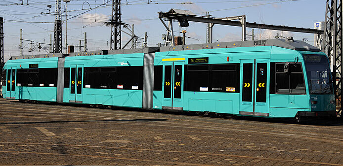 VGF-Straßenbahn von der Seite