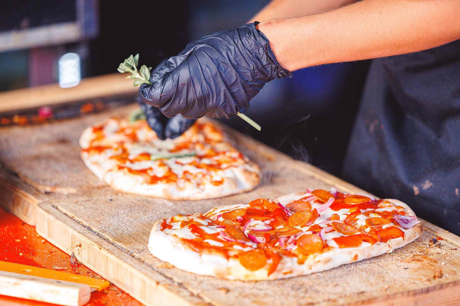 Zubereitung von Pizza auf der 30 Jahre VGF-Feier
