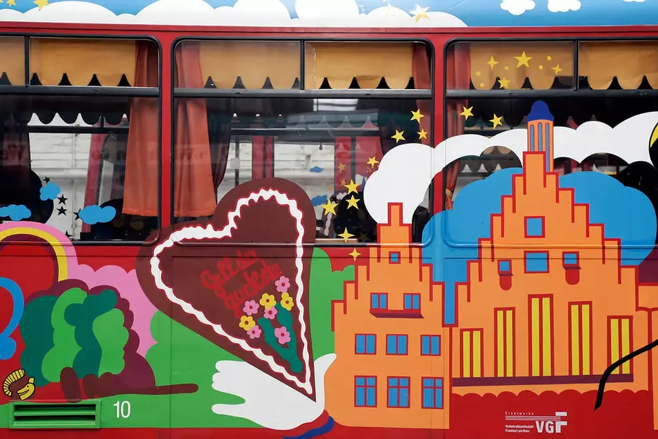 Das Bild zeigt die beklebten Fenster eines Ebbelwei-Expreß-Fahrzeugs von außen.