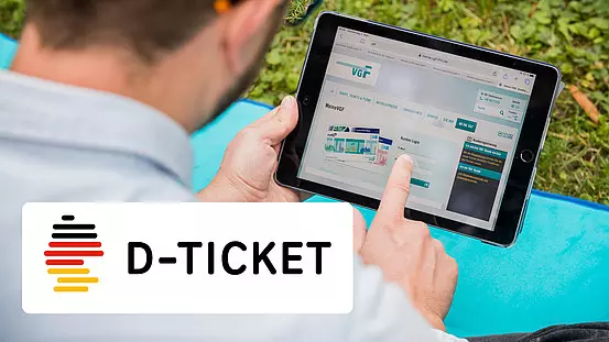D-Ticket mit Deutschlandumriss und Flaggenfarben. Ein Mann mit Tablet auf dem die VGF-Website zu sehen ist.