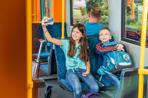 [Translate to English:] Schüler auf dem Heimweg von der Schule in der Bahn