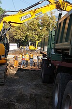 Bagger und Bauarbeiter bei der Arbeit