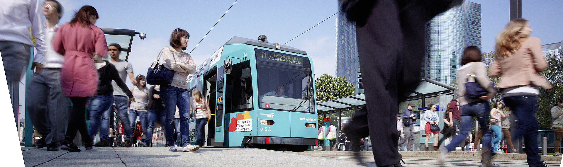 VGF Straßenbahn und Menschen