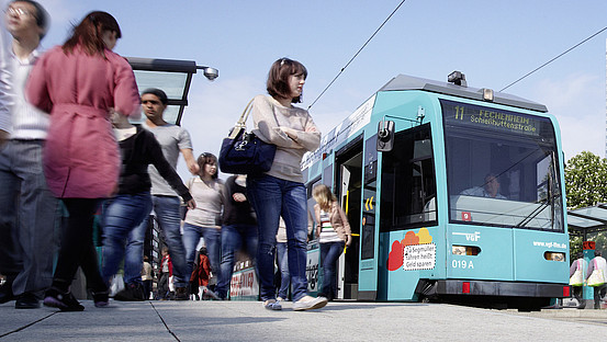 VGF Straßenbahn und Menschen