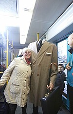 Ältere Dame neben dem Shooting-Gegenstand grauer Mantel ohne Kopf