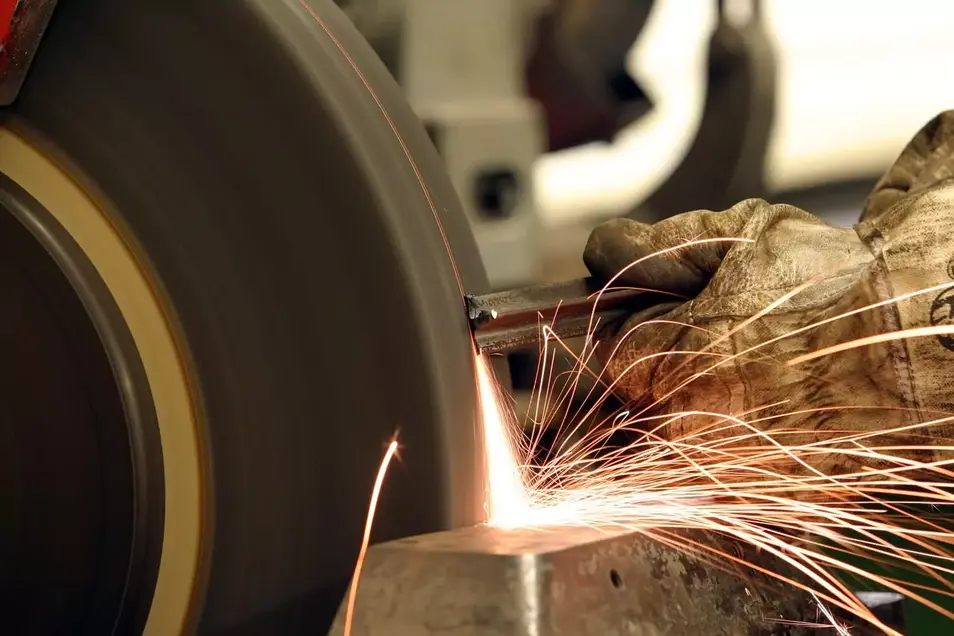 Das Bild zeigt ein Schleifrad mit Funken