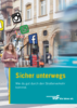 Mädchen unterwegs mit Smartphone mit City-Hintergrund