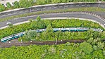 U-Bahn-Schienen von oben inmitten einer Grünanlage