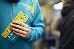Eine Hand mit Ticket zur VGF-Eröffnungsfeier mit der Nummer 17