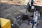 Baustelle mit Baugerät auf Erde