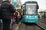 Einfahrende VGF-U-Bahn mit wartenden Fahrgästen am Rand