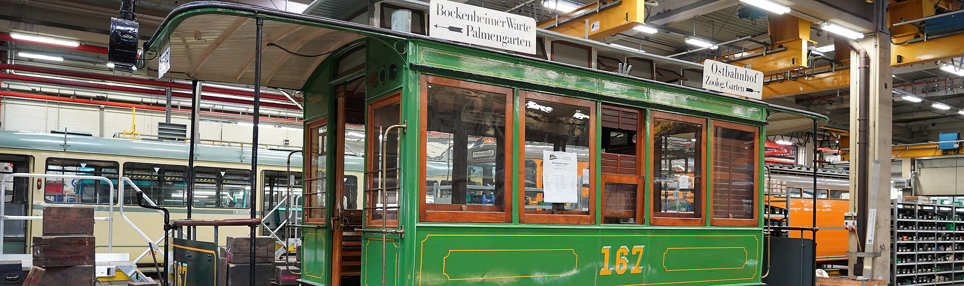 Grüner historischer Wagen in der Halle der VGF in Frankurt am Main