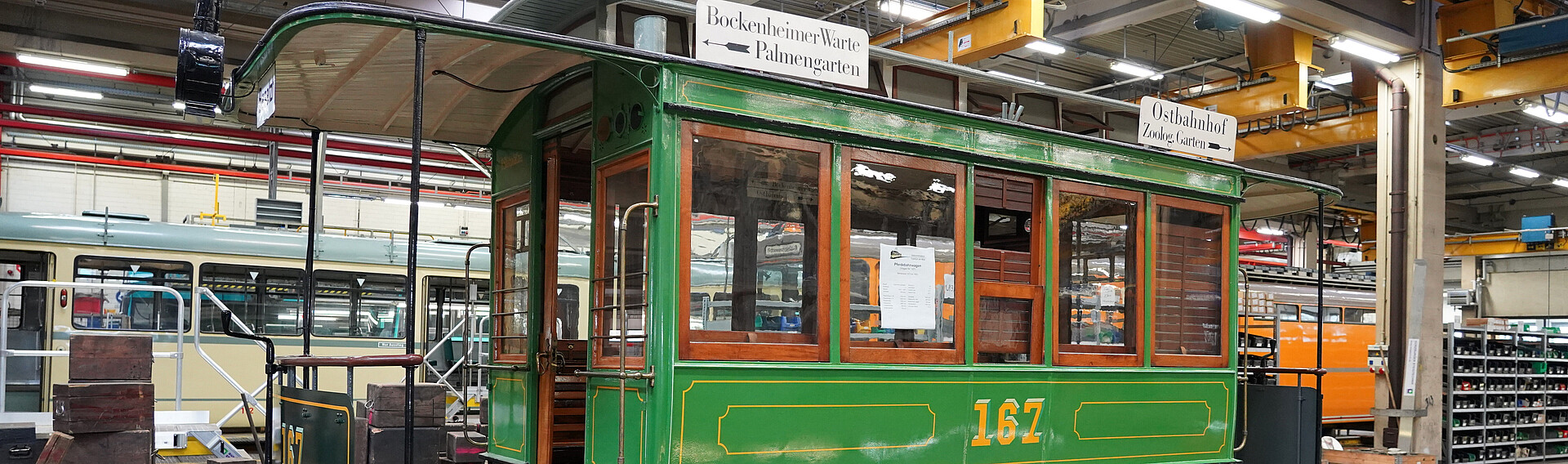 Grüner historischer Wagen in der Halle der VGF in Frankurt am Main