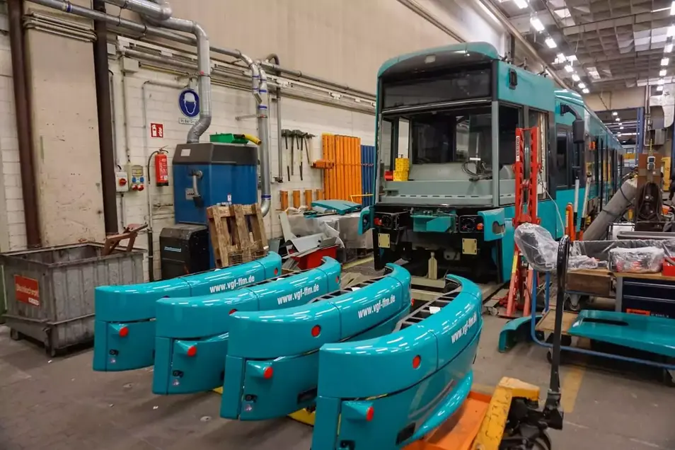 Das Bild zeigt Stoßstangen in der Werkstatt.