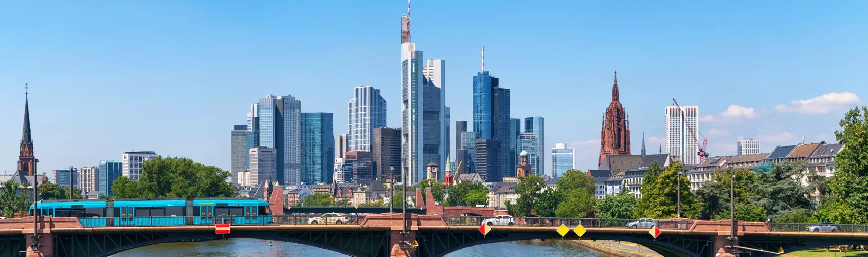 Frankfurt am Main Skyline mit einer Brücke im Vordergrund