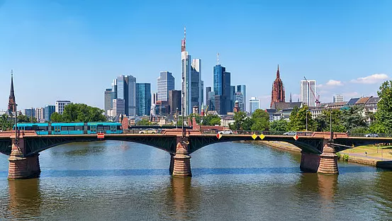 Frankfurt am Main Skyline mit einer Brücke im Vordergrund