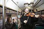 Violinist im VGF-Wagon, der vor VGF-Fahrgästen spielt