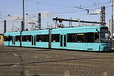 VGF-Bahn Seitenansicht auf einem Betonplatz