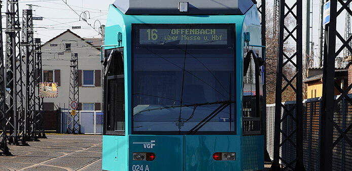 R-Wagen der VGF von Vorne in der Gutleutstraße