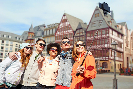 Viele junge Leute machen einen Ausflug mit der Großgruppenkarte.