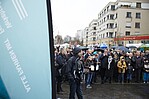 Menschenmenge mit VGF-Banner im Vordergrund