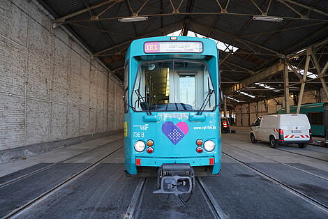 Impfexpress der VGF von Vorne mit einem buntem Herz