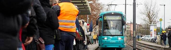 Straßenbahn Linie 16 Sonderfahrt beim Einfahren in die Haltestelle mit stehenden Menschen