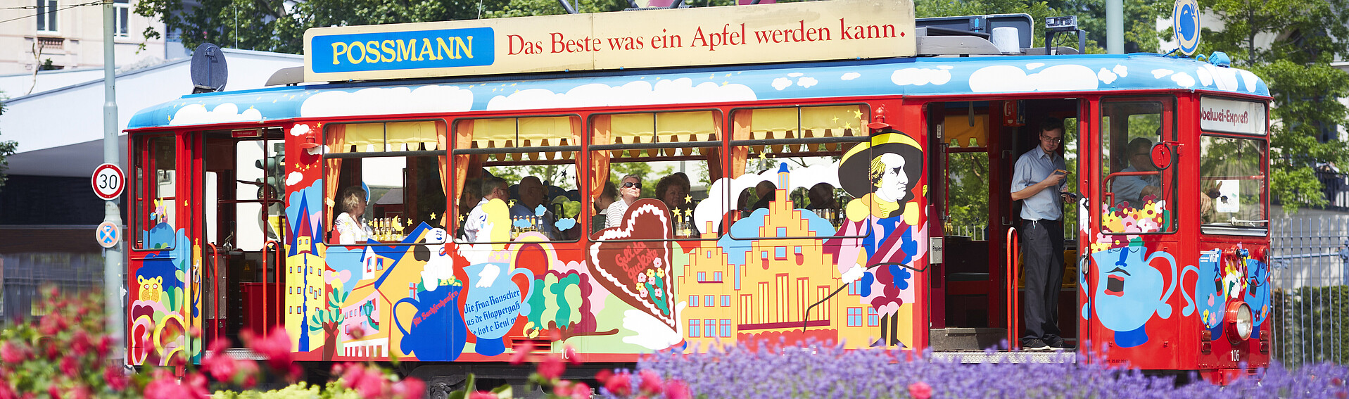 Ebbelwei-Expreß bunt mit Fahrgästen