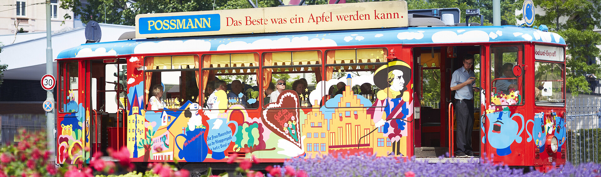Ebbelwei-Expreß bunt mit Fahrgästen