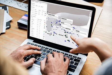 Man sieht einen Laptop, bei dem auf dem Bildschirm die Eye-Tracking Punkte farblich markiert sind.