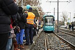 Einfahrende VGF-U-Bahn mit wartenden Fahrgästen