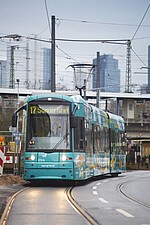 VGF-U-Bahn mit Frankfurter Skyline im Hintergrund
