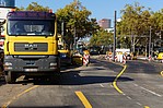 Gelber LKW geparkt an einer Straße mit Absperrpfosten