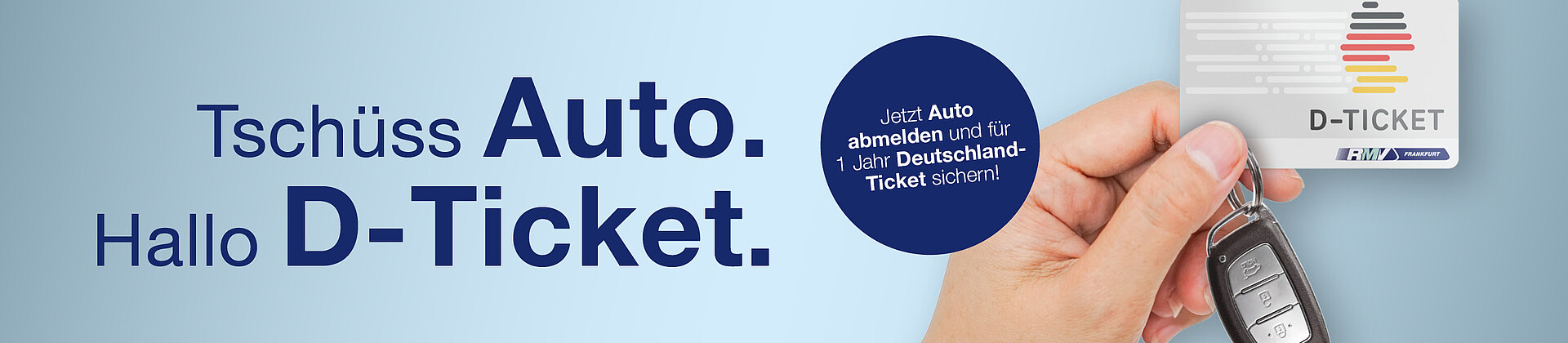 Hand, die einen Autschlüssel festhält mit Deutschland-Ticket