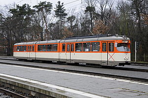 Rot-weiße VGF-Bahn von der Seite