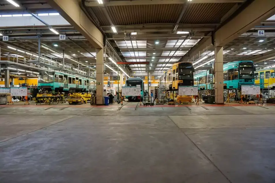 Das Bild zeigt die Halle der Stadtbahnzentralwerkstatt mit mehreren Fahrzeugen