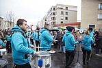 VGF-Mitarbeiter beim Musizieren auf der Straße inmitten von Besuchern