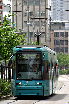 VGF-Straßenbahn Nummer 12 von Vorne Richtung Fechenheim