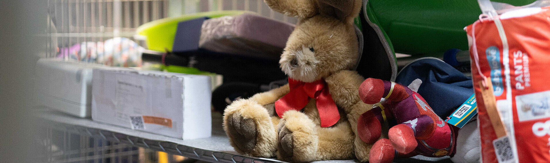 Das Bild zeigt ein Regal mit Fundsachen im Fundbüro der VGF.