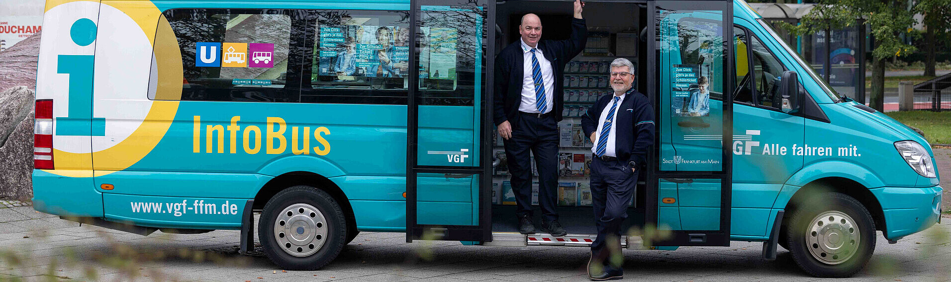 Das Bild zeigt den Infobus mit zwei VGF-Mitarbeitenden.