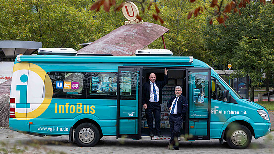 nfobus der VGF mit zwei Mitarbeitern