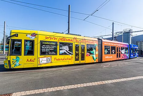 VGF-U-Bahn in gelb mit Tabaluga-Motiven drauf
