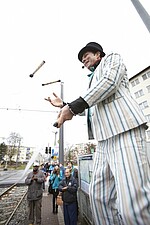 Jongleur im Nadelstreifenanzug bei einer VGF-Feier