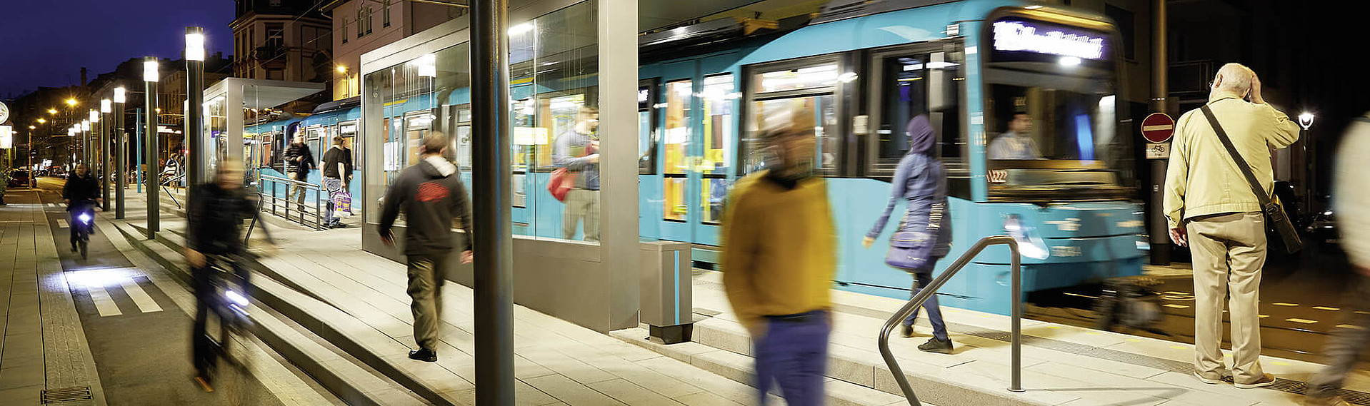 VGF-U-Bahn bei Nacht umgeben von Menschen, die auf die Bahn warten