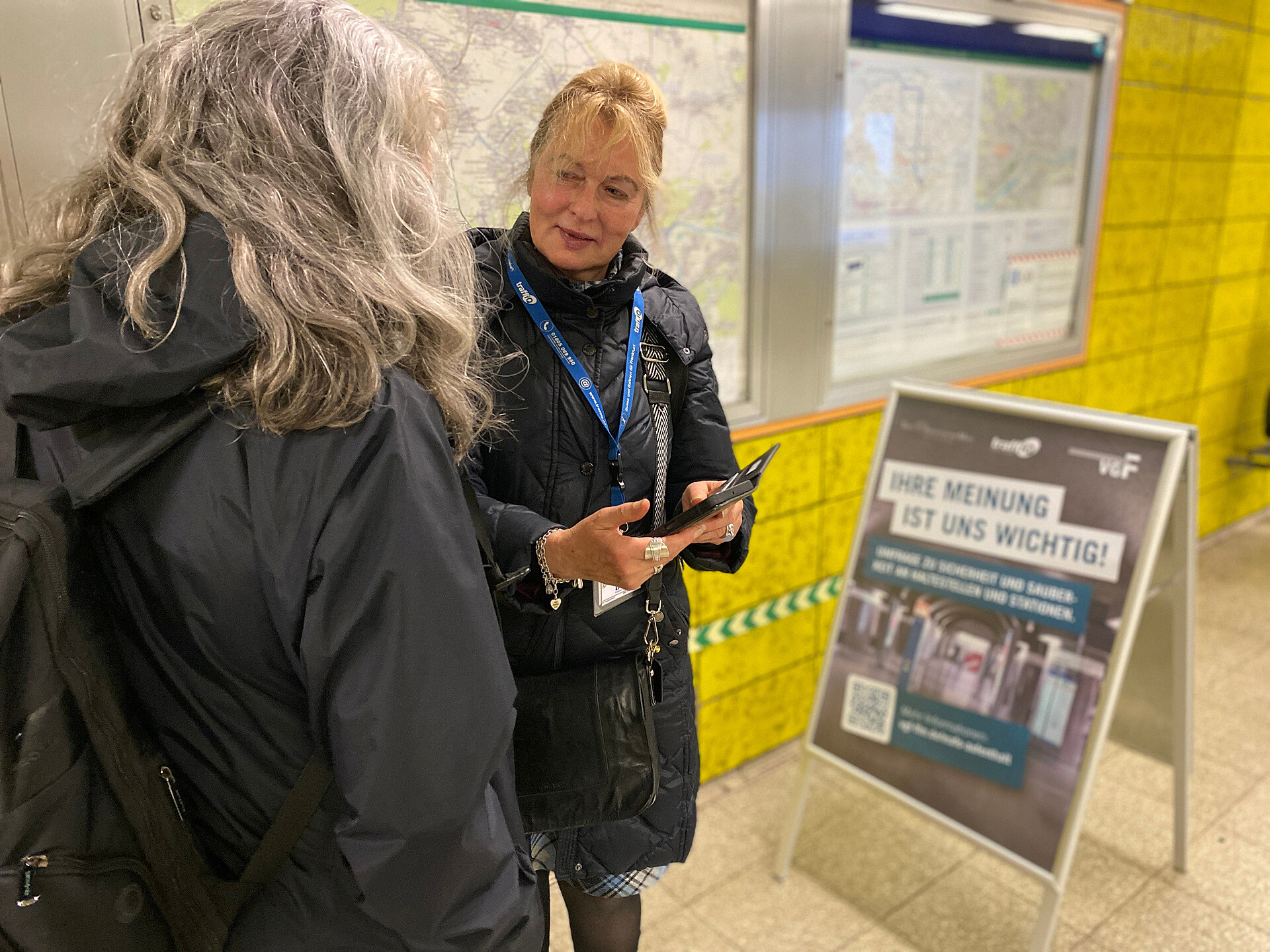 Das Bild zeigt eine Umfragesituation in einer U-Bahnstation.